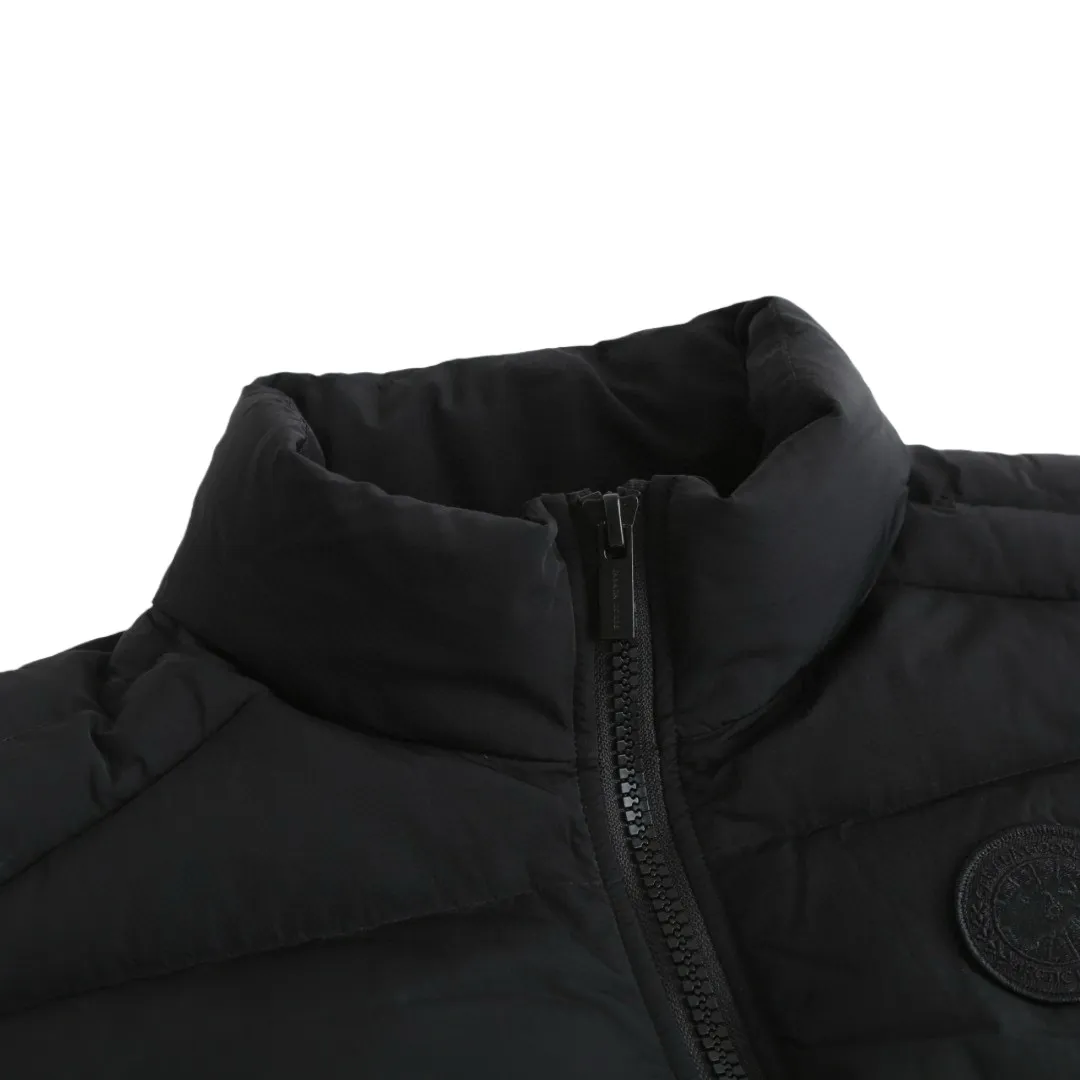 P710 [Exclusive supply] Canada Goose Black Label Badge Down Vest (Black) The high-quality filling is made of 90 national standard high-quality white duck down, selected high-loft velvet, weighing 160g, light and warm, with excellent temperature locking performance and good resilience. The fabric is made of high-quality protective nylon fabric, which not only enhances the wear resistance of the surface, but also takes into account wind resistance, ensuring excellent performance in various harsh weather conditions. Three-dimensional quilting technology and precise thread reinforcement prevent lint from being drilled and ensure that the fluffy and resilient elasticity lasts like new. The ribbon is woven with polyester as the base, and the brand letters are decorated on the ribbon through high-precision computer embroidery. The edges of the pattern are clear, the stitches are fine and even, and multiple layers of embroidery thread are stacked to enhance the three-dimensional effect. Size:S-M-L-XL